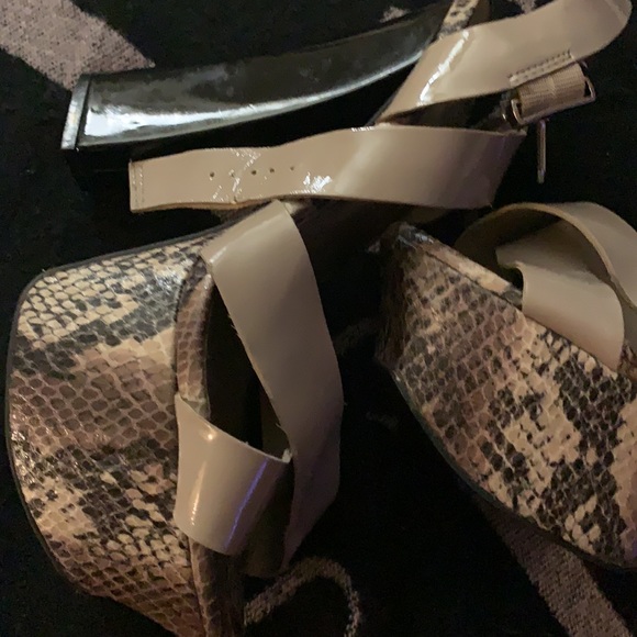 JS BY JESSICA SIMPSON SIZE 8.5 PLATFORM HERL HIGH WITH PATENT STAPS SNAKE EMBOSS - Picture 10 of 16